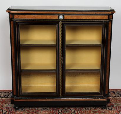 PAIRE DE MEUBLES VITRINES À HAUTEUR D’APPUI

en...