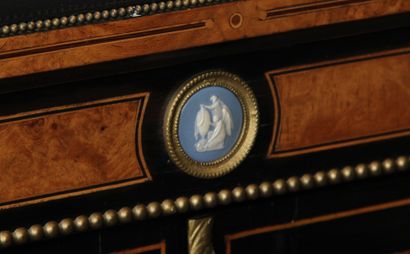 PAIRE DE MEUBLES VITRINES À HAUTEUR D’APPUI

en...