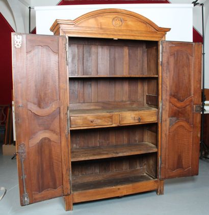 ARMOIRE PARISIENNE

en bois fruitier mouluré...