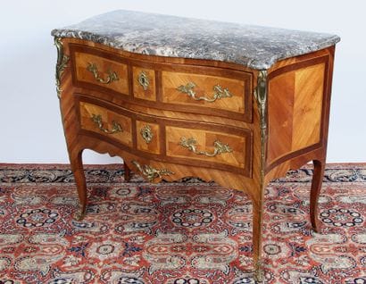 COMMODE DE STYLE LOUIS XV

en placage de...