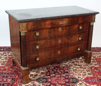 COMMODE

en acajou et placage d'acajou, ouvrant...