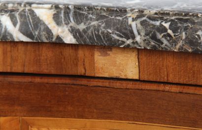 COMMODE DE STYLE LOUIS XV

en placage de...