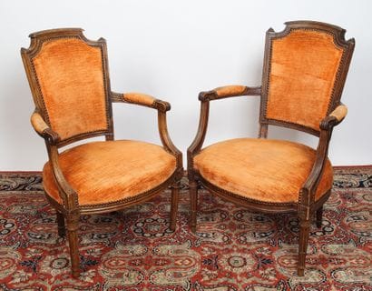 DEUX FAUTEUILS

à dossier trapézoïdal chapeau...
