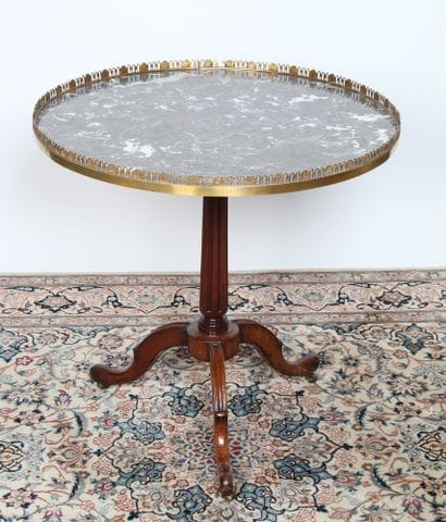 GUÉRIDON DE STYLE LOUIS XVI

Plateau de marbre...