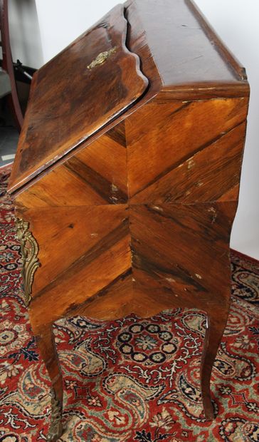 BUREAU DE PENTE

en bois de placage en feuillage,...