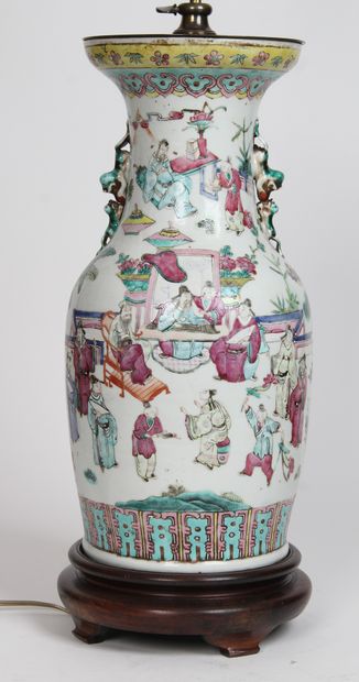 Chine, XXe siècle

Vase balustre en porcelaine...
