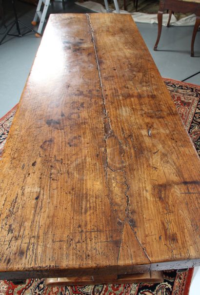 TABLE DE COUVENT

en noyer, reposant sur...