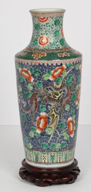 Chine, vers 1900,

Vase balustre, en porcelaine...