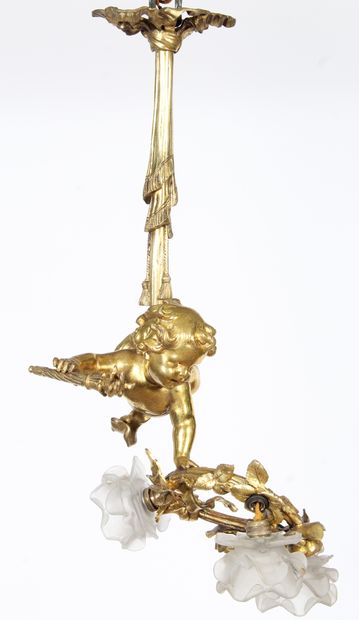 SUSPENSION DE STYLE LOUIS XVI

en bronze,...