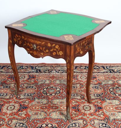 TABLE À JEUX DE STYLE HOLLANDAIS

à décor...