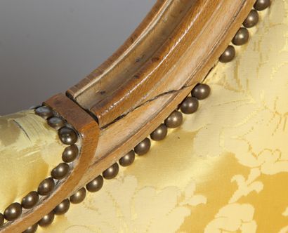 PAIRE DE LARGES BERGÈRES À OREILLES

en bois...