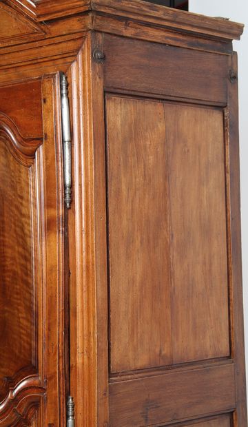 ARMOIRE PARISIENNE

en bois fruitier mouluré...