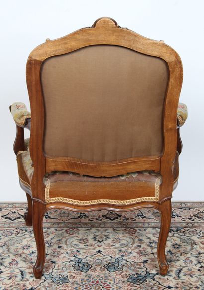 MOBILIER DE SALON DE STYLE LOUIS XV

comprenant...