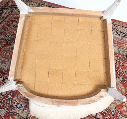 BERGÈRE

en bois laqué blanc, mouluré et...