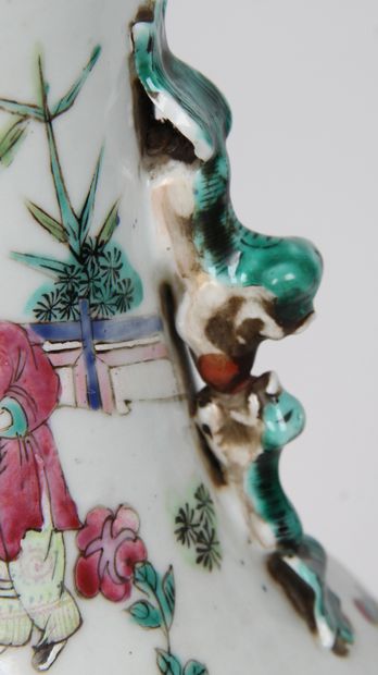 Chine, XXe siècle

Vase balustre en porcelaine...