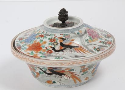 Japon XXe siècle, 

Bouillon couvert en porcelaine...