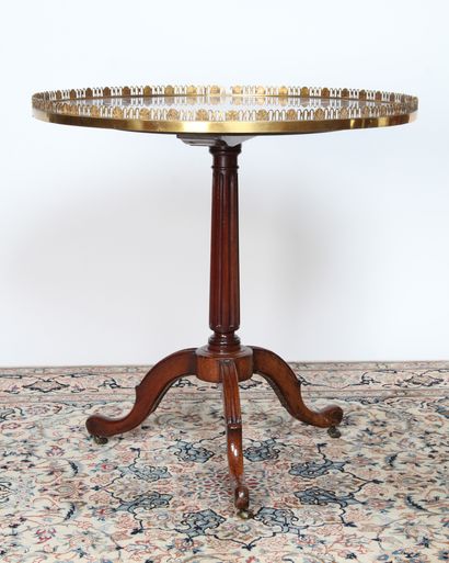 GUÉRIDON DE STYLE LOUIS XVI

Plateau de marbre...