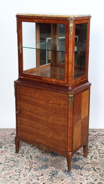 PETIT MEUBLE FORMANT VITRINE EN PARTIE HAUTE

ouvrant...