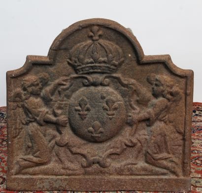 PLAQUE DE CHEMINÉE

en fonte, aux armes de...