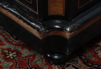 PAIRE DE MEUBLES VITRINES À HAUTEUR D’APPUI

en...