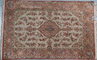 FIN TAPIS GHOUM EN SOIE (Iran vers 1975-1970)

Champ...
