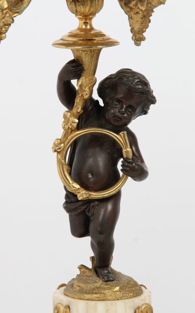 PAIRE DE CANDÉLABRES

En bronze doré et bronze...