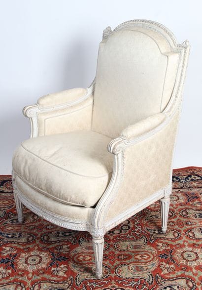 BERGÈRE

en bois laqué blanc, mouluré et...