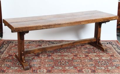 TABLE DE COUVENT

en noyer, reposant sur...
