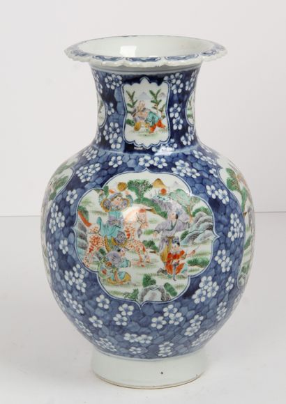 Chine, XXe siècle

Vase balustre à panse...
