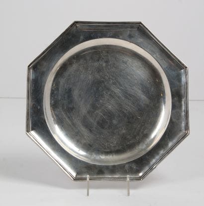 ASSIETTE OCTOGONALE, en argent anglais.

Diam...
