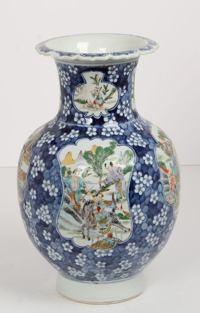 Chine, XXe siècle

Vase balustre à panse...