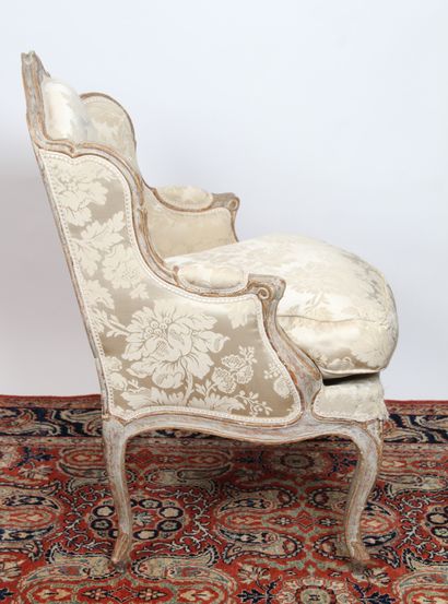 BERGÈRE

en bois laqué gris, mouluré et sculpté...