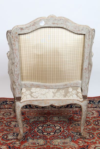 BERGÈRE

en bois laqué gris, mouluré et sculpté...