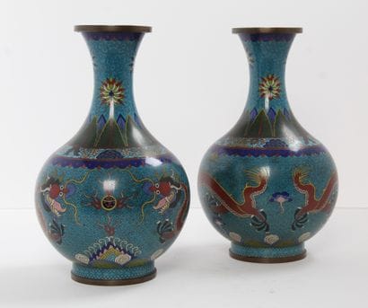 Chine, vers 1920, 

Paire de vases bouteilles...
