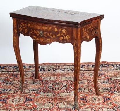 TABLE À JEUX DE STYLE HOLLANDAIS

à décor...