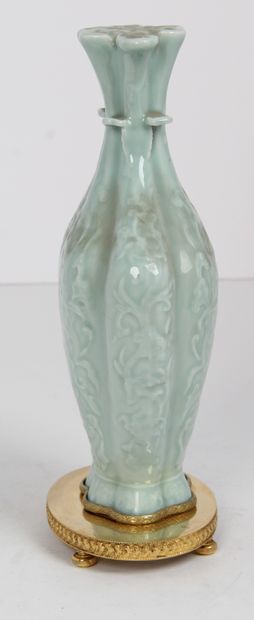 CHINE, XXE SIECLE

Vase pique-fleurs en porcelaine...