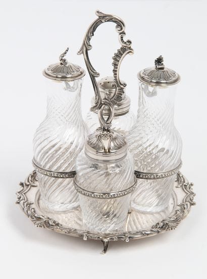 NÉCÉSSAIRE À CONDIMENTS EN ARGENT ET CRISTAL

-	Plateau...