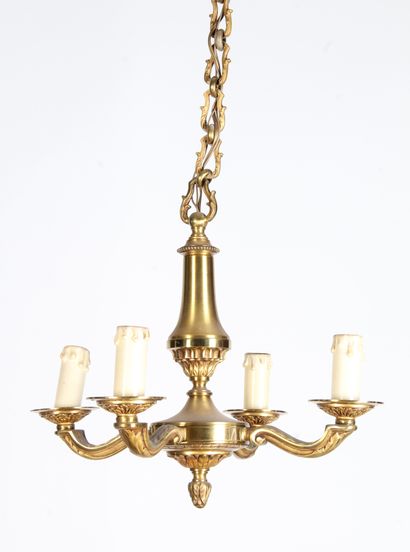 LOT DE QUATRE LUSTRES EN BRONZE ET LAITON

-	Lustre...