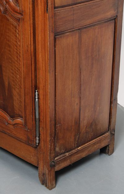 ARMOIRE PARISIENNE

en bois fruitier mouluré...