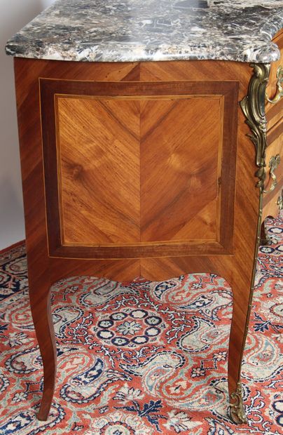 COMMODE DE STYLE LOUIS XV

en placage de...