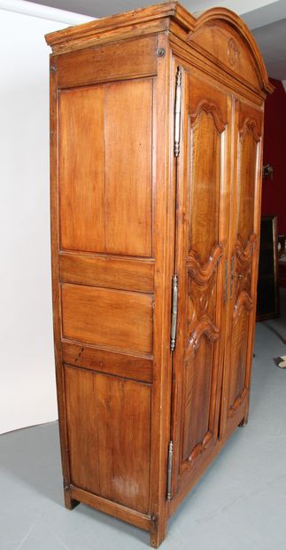 ARMOIRE PARISIENNE

en bois fruitier mouluré...