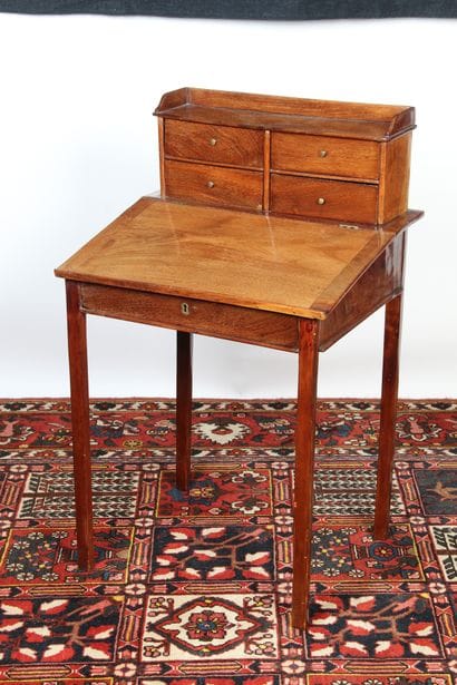 PETIT BUREAU BONHEUR DU JOUR

en acajou et...