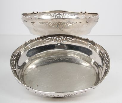 DEUX CORBEILLES

en argent, à décor ajouré...