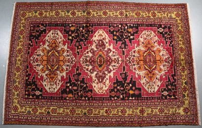 TAPIS CHIRVAN (Russie vers 1970)

Champ grenat...