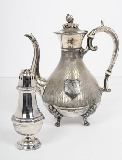 LOT DE METAL ARGENTE :

-	Une grande théière,...