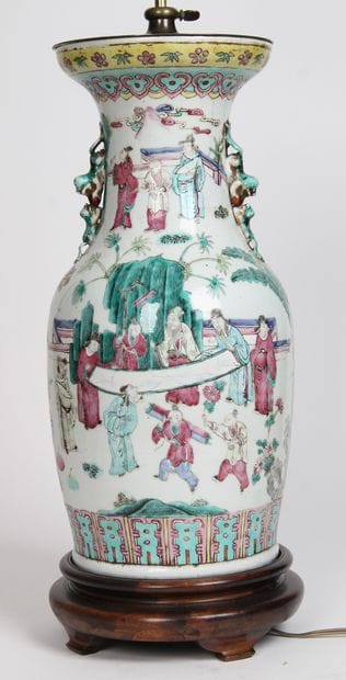 Chine, XXe siècle

Vase balustre en porcelaine...