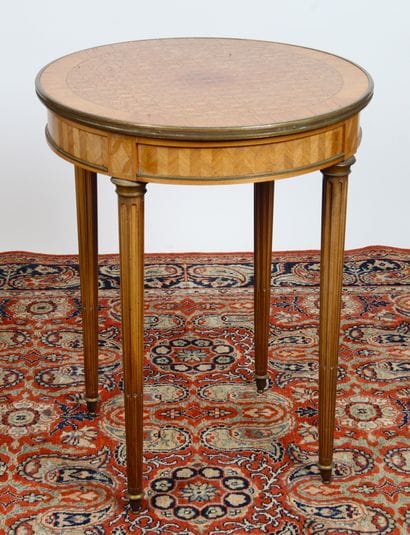 TABLE GUÉRIDON RONDE

à décor de marqueterie...