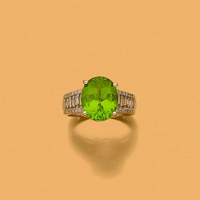 BAGUE
présentant un péridot ovale de 5,10...