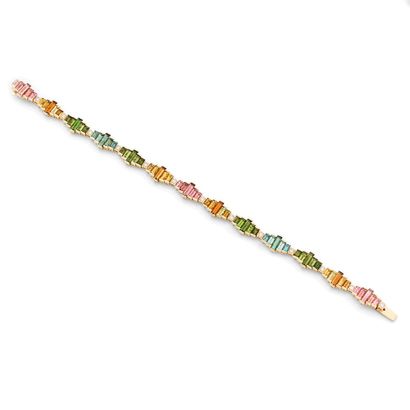 BRACELET
présentant une ligne ornée de tourmalines...