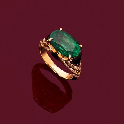 BAGUE
retenant une émeraude ovale de 4.80...